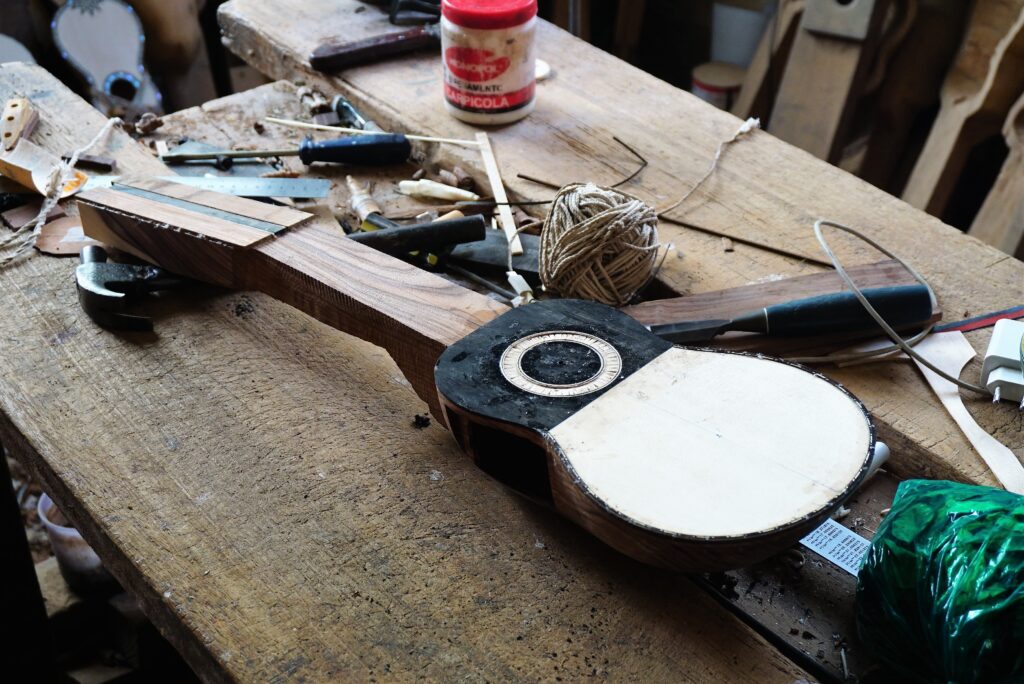 Charango in costruzione da un liutaio boliviano