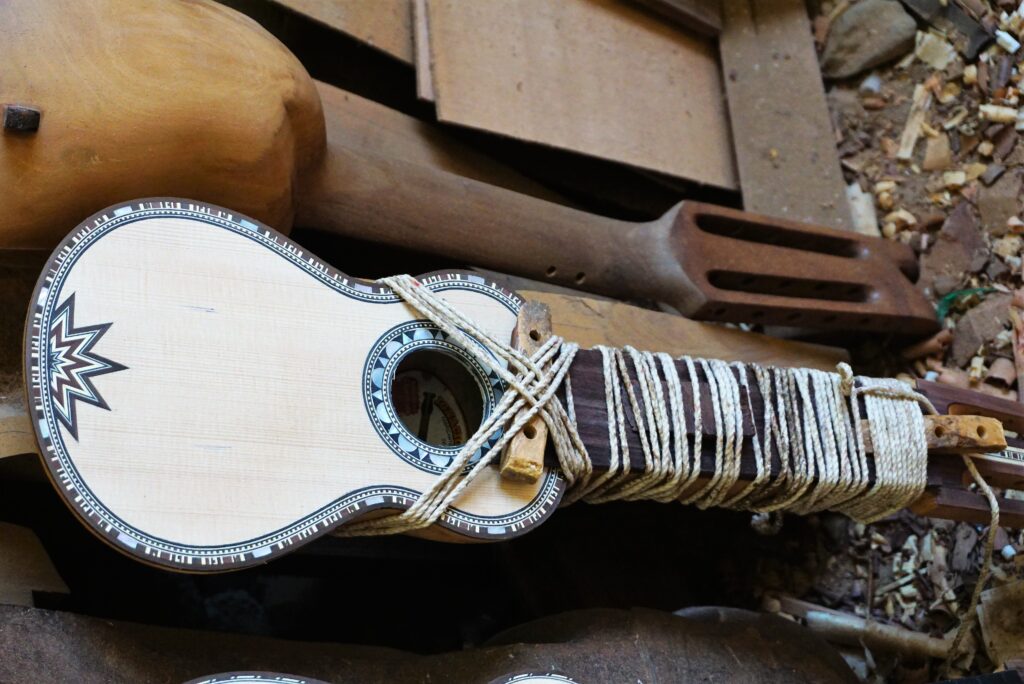 Un charango tradizionale boliviano durante la costruzione e l'incollaggio della tastiera