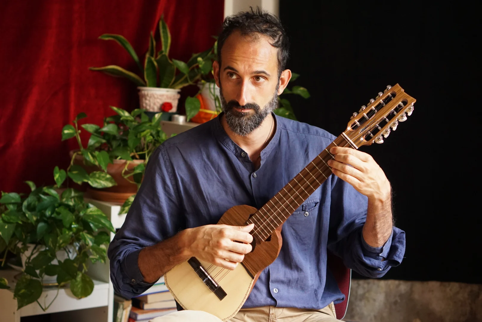 Achille Zoni, founder of Charango.it, playing the charango