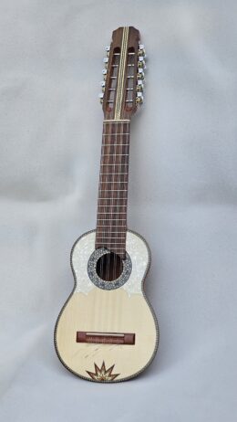 Aiquileño charango by Edgar Suárez in quina quina with inlaid star on the soundboard